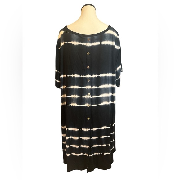 Chic Black and White Tunic Top - Picture 6 of 6
